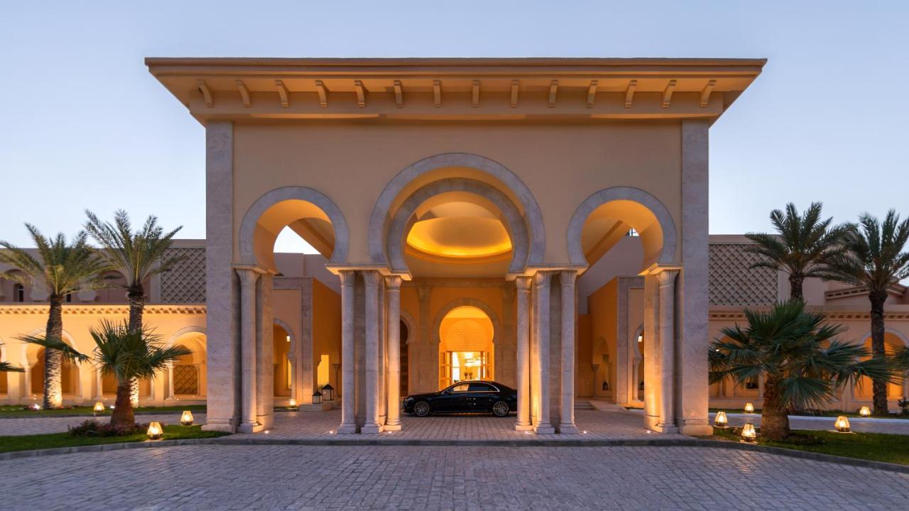 Royal Tulip Korbous Bay Thalasso & Springs (Adults Only) Qorbu Esterno foto The entrance of the hotel