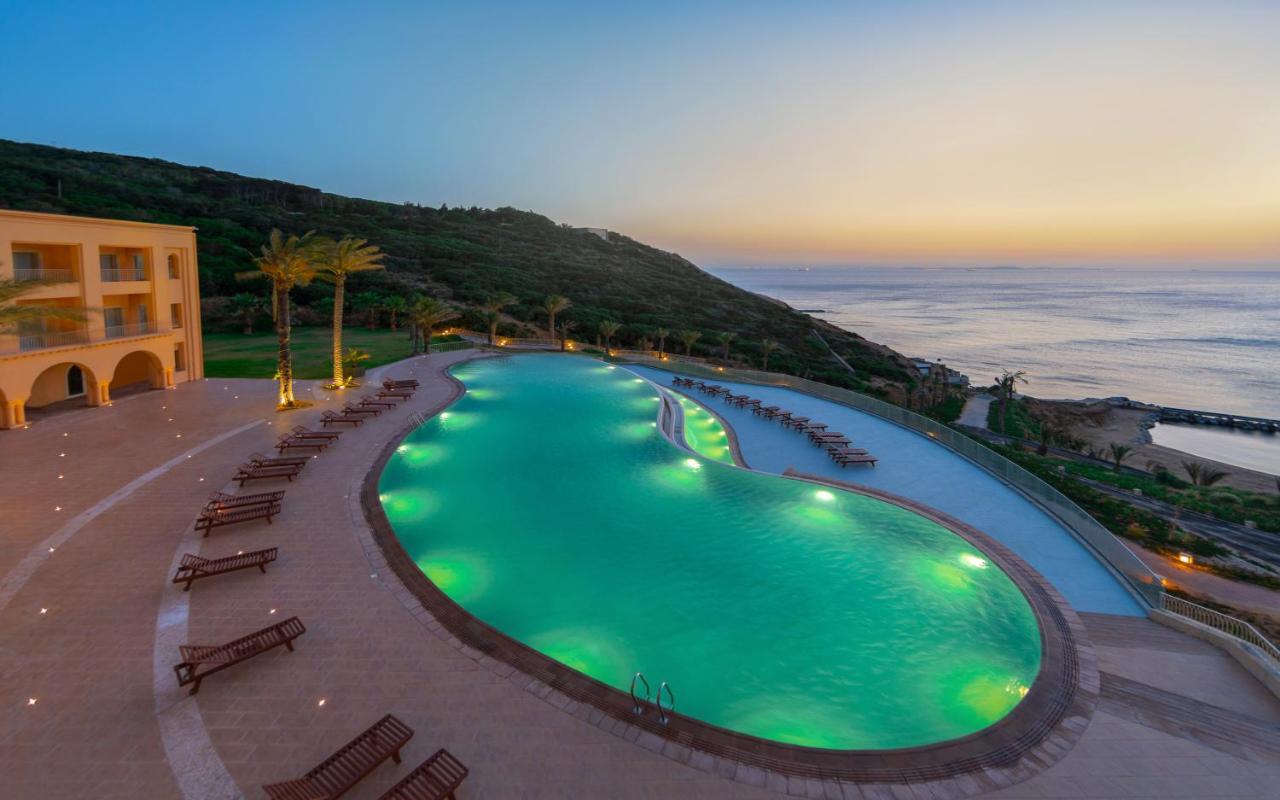 Royal Tulip Korbous Bay Thalasso & Springs (Adults Only) Qorbu Esterno foto The pool at the resort