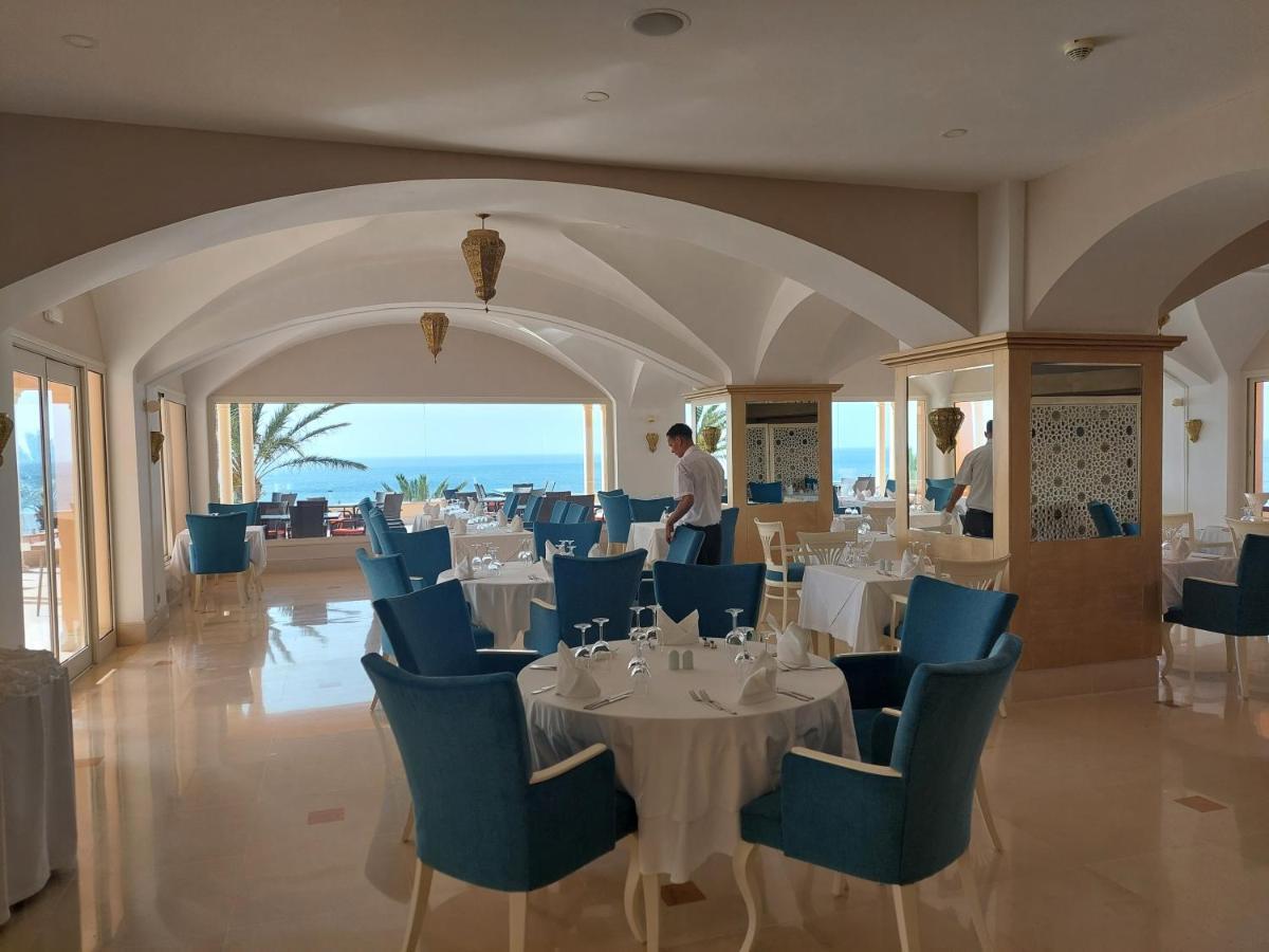Royal Tulip Korbous Bay Thalasso & Springs (Adults Only) Qorbu Esterno foto The restaurant at the hotel
