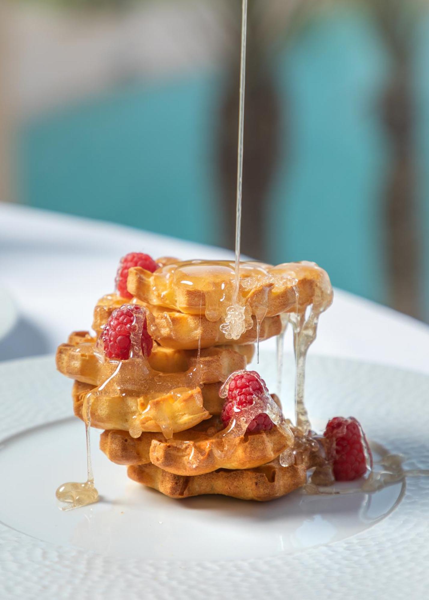 Royal Tulip Korbous Bay Thalasso & Springs (Adults Only) Qorbu Esterno foto Maple syrup being drizzled on a stack of waffles