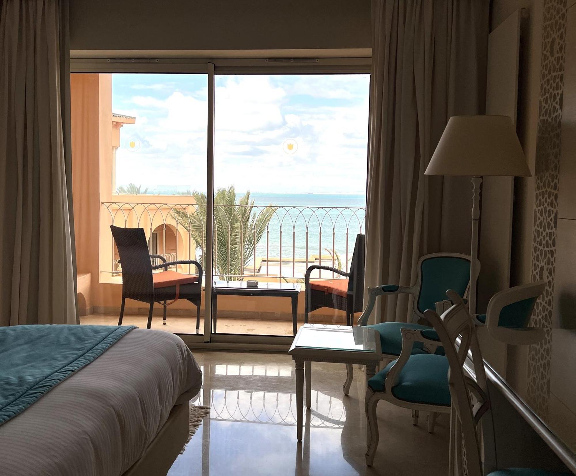 Royal Tulip Korbous Bay Thalasso & Springs (Adults Only) Qorbu Esterno foto A room at the hotel