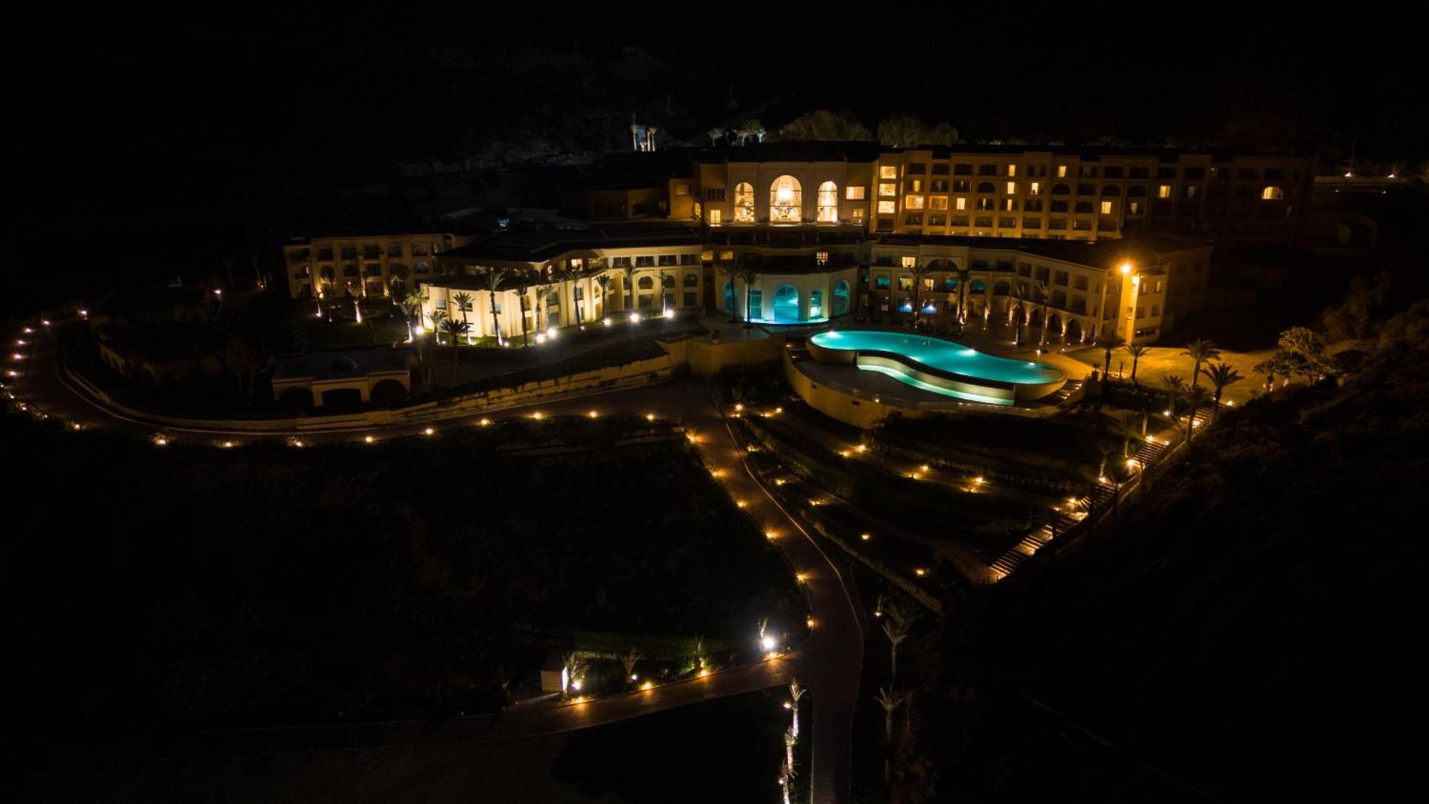 Royal Tulip Korbous Bay Thalasso & Springs (Adults Only) Qorbu Esterno foto The resort at night